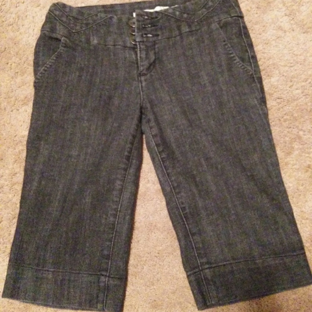 Perfect color blue jean Capri.